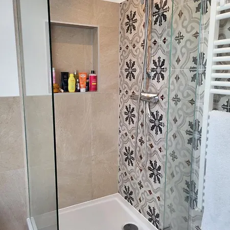 Bright And Spacious In Quiet Place Apartment