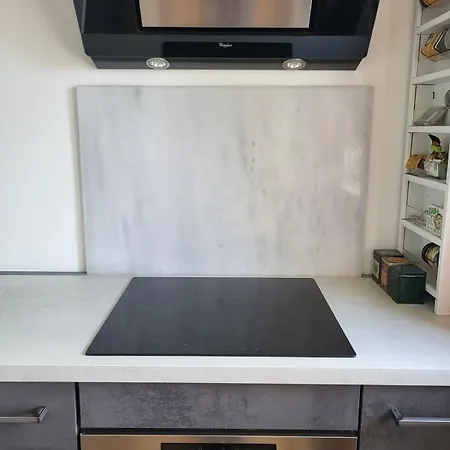 Bright And Spacious In Quiet Place Apartment