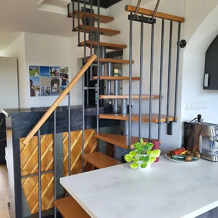 Bright And Spacious In Quiet Place Apartment *
